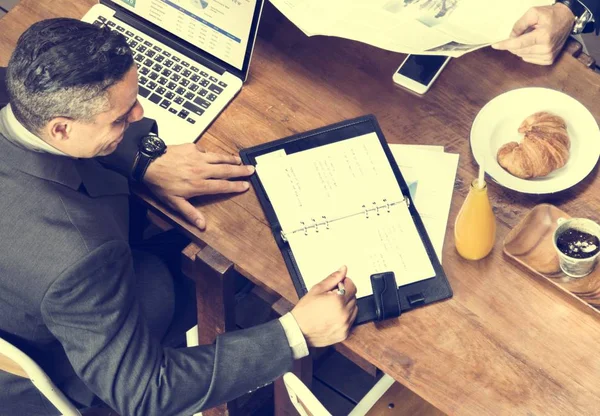 Zakenman schrijven in notebook — Stockfoto