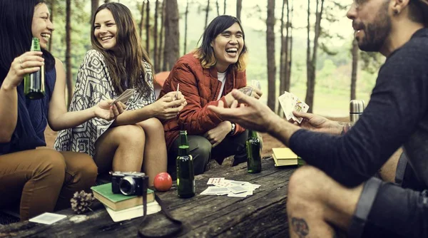 Vänner spelkort i Camping — Stockfoto
