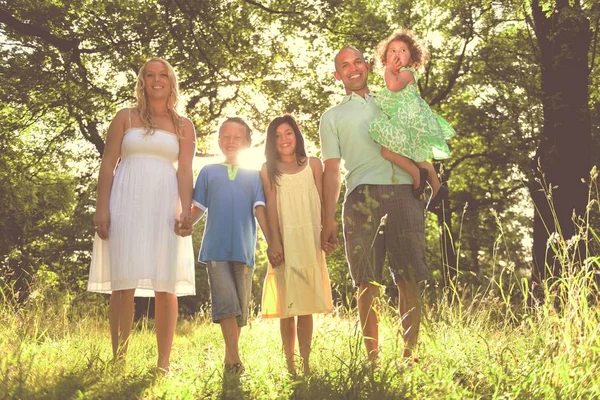 Familjen håller hand — Stockfoto