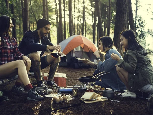 Amigos comiendo comida en el camping —  Fotos de Stock