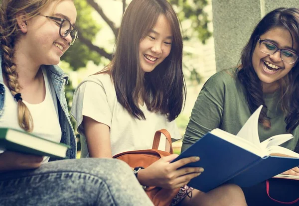 女学生在一起学习 — 图库照片