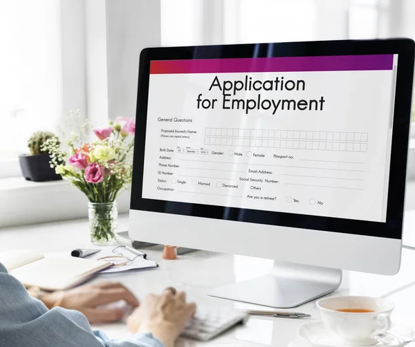 Frau arbeitet mit Computer — Stockfoto