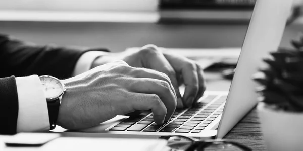 Homem de negócios trabalhando no laptop — Fotografia de Stock