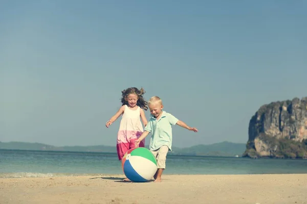 Bambini che giocano sulla spiaggia — Foto Stock