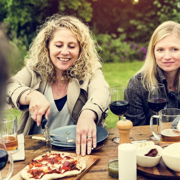 Amigos comiendo pizza — Foto de Stock