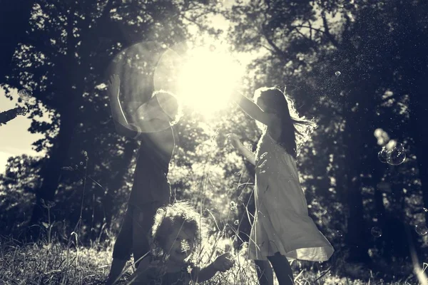 Enfants jouant ensemble à l'extérieur — Photo