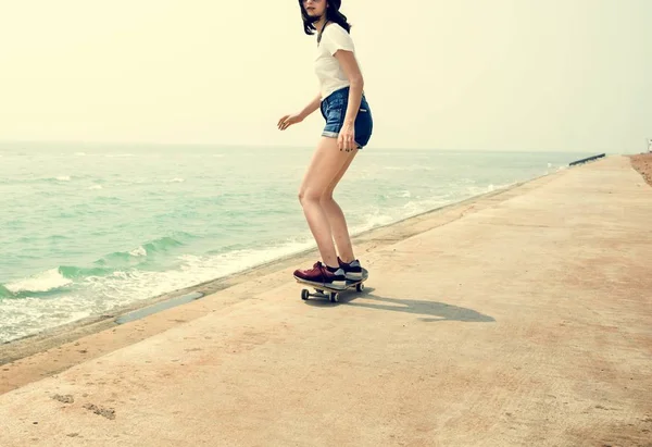 Menina em shorts equitação skate — Fotografia de Stock