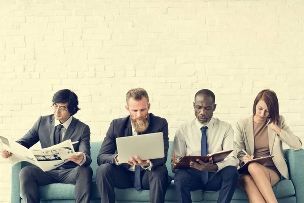 Affärsmän som väntar på möte — Stockfoto