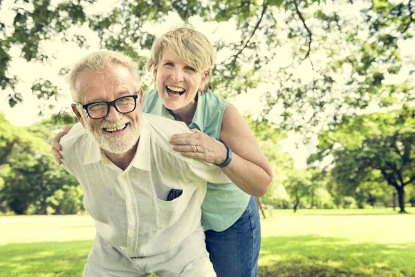 Couple sénior Détendez-vous dans le parc — Photo