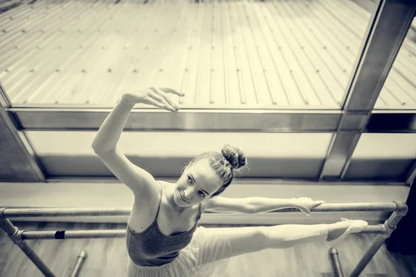 Prática de bailarina na escola de ballet — Fotografia de Stock