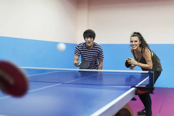 Vrienden spelen pingpong — Stockfoto