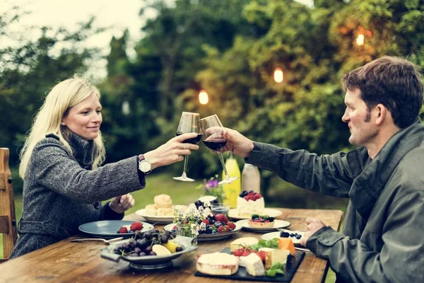 Par ha romantisk middag utomhus — Stockfoto