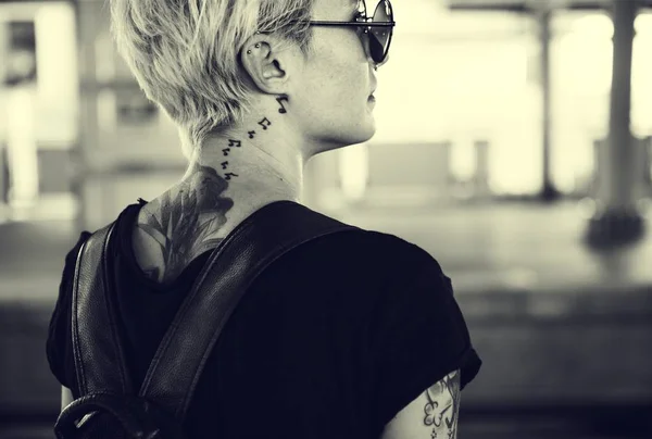 Mulher elegante com tatuagens — Fotografia de Stock