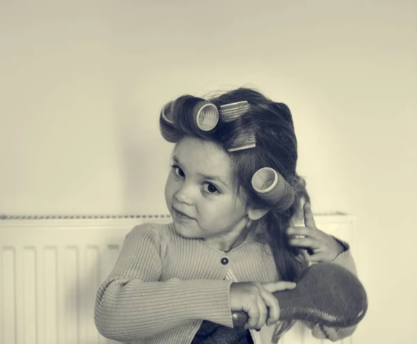 Kleines Mädchen mit Lockenwicklern im Haar — Stockfoto