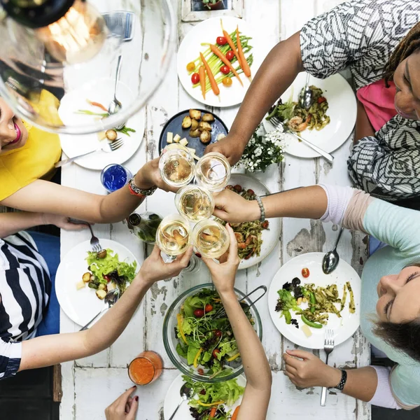 Kadın yemek yerken — Stok fotoğraf