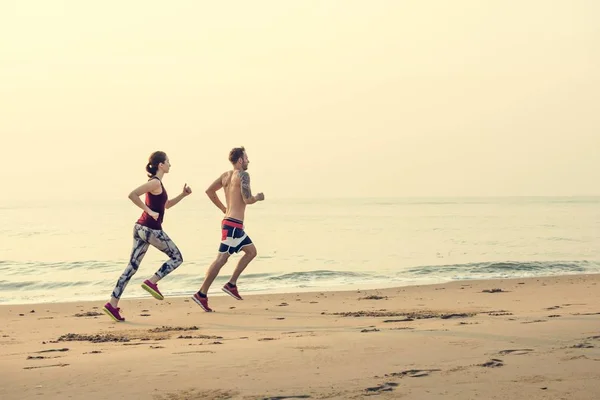 Coppia corsa sulla spiaggia — Foto Stock