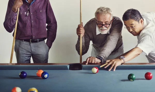 Bilardo oynayan arkadaşlar
