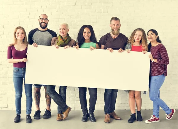 Menschen halten Plakat hoch — Stockfoto