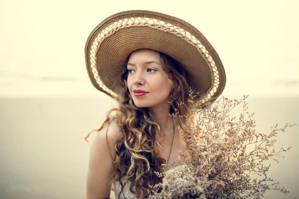 Belle femme avec des fleurs sèches — Photo