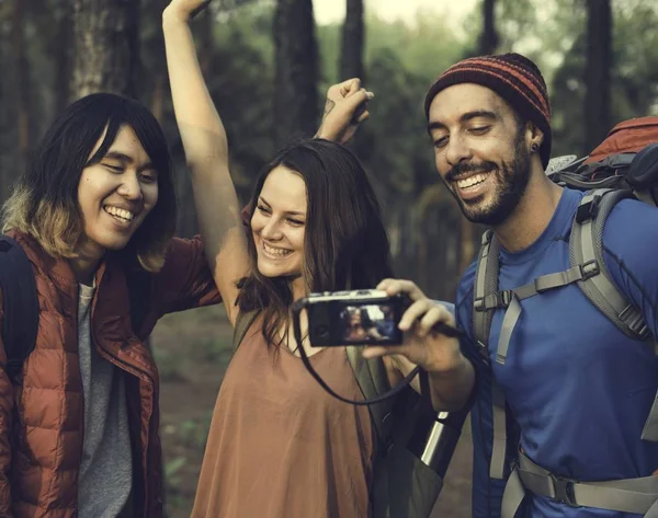 Jonge vrienden nemen selfie — Stockfoto