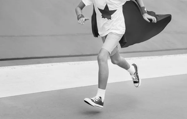 Superhrdina chlapec běží — Stock fotografie