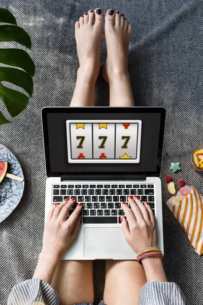 Woman working with laptop — Stock Photo, Image