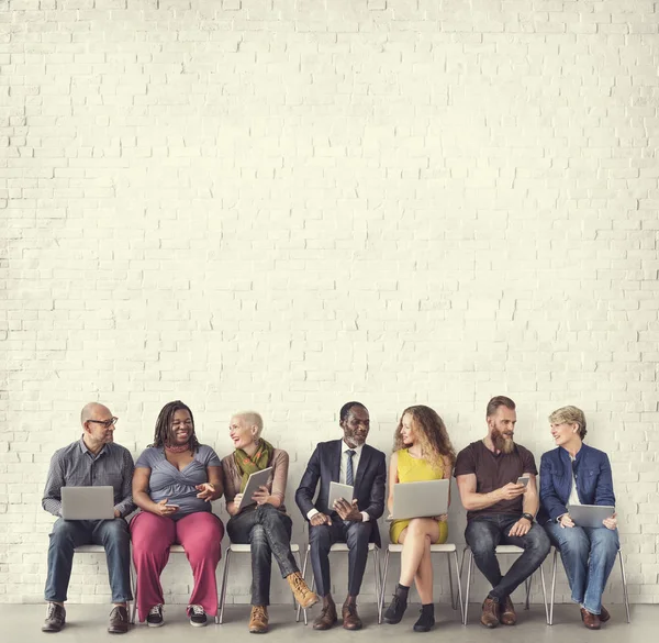 Menschen sitzen auf Stühlen — Stockfoto