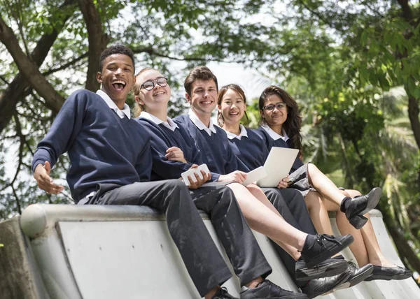 Zróżnicowane studentów w mundurach College — Zdjęcie stockowe