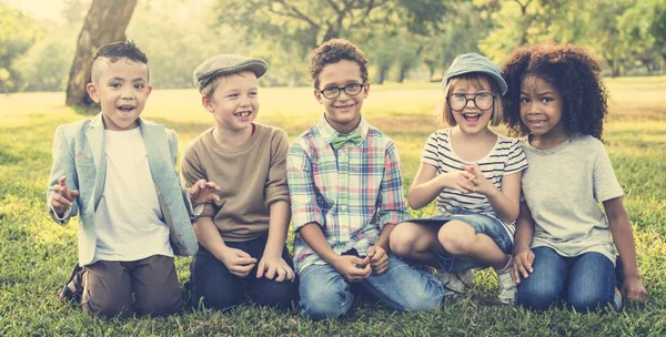 Barnen leker på park — Stockfoto