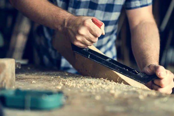 Woodeworker ambachtsman in werkplaats — Stockfoto