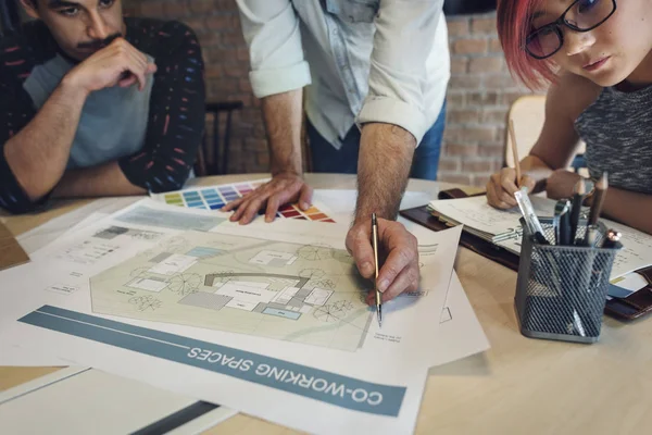 Дизайнеры, работающие в студии с Blueprint — стоковое фото