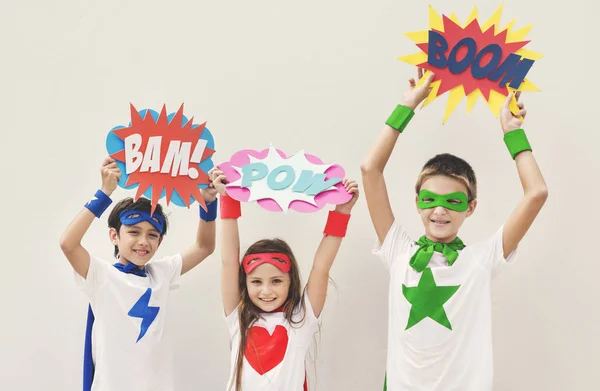 Super-heróis crianças segurando bolhas Comic — Fotografia de Stock