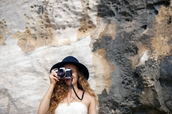 Bella ragazza fotografa all'aperto — Foto Stock