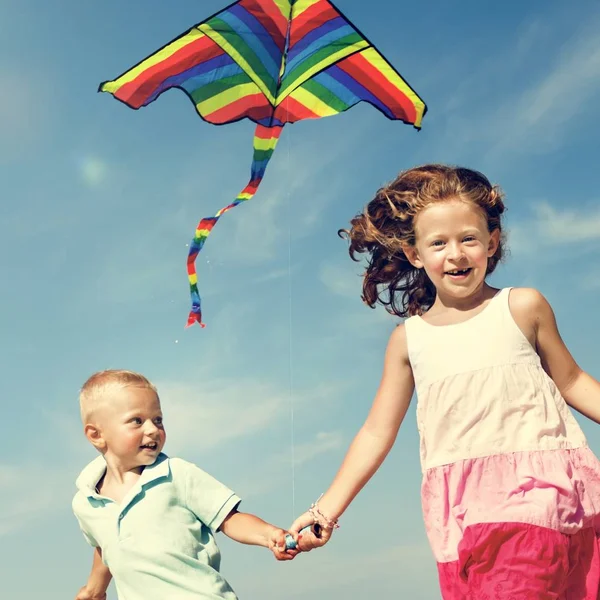 Dzieci bawiące się na plaży Kite — Zdjęcie stockowe