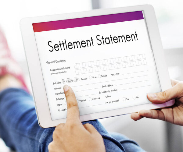 человек просматривает цифровой планшет
