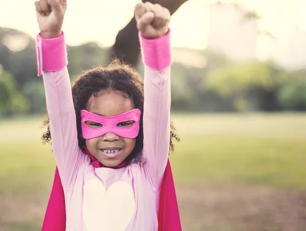 Superherou menina jogar no parque — Fotografia de Stock