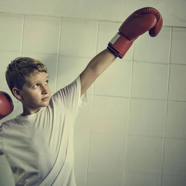 Jongen boksen in box handschoenen — Stockfoto