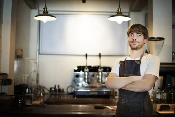 Barista guapo en la cafetería —  Fotos de Stock