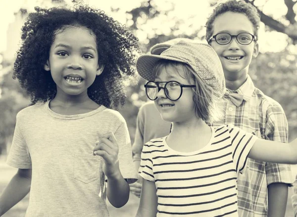 Kinderen spelen in het park — Stockfoto