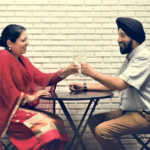 У индийской пары романтическое свидание — стоковое фото