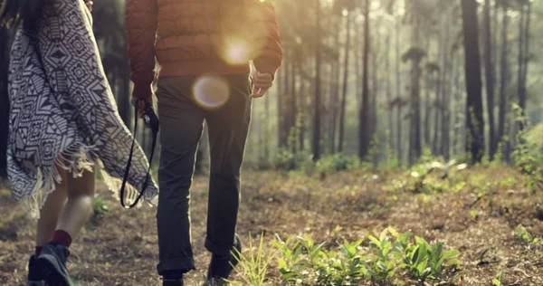 Young Couple of Travelers in Forest — Stock Photo, Image