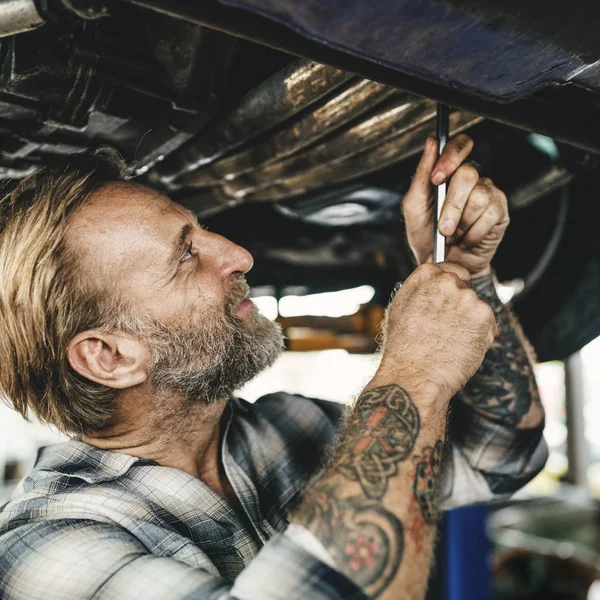 Bonito carro Mecânico em Garagem — Fotografia de Stock