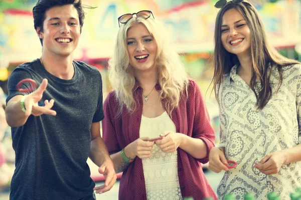 Hermosos amigos en Parque de Atracciones — Foto de Stock