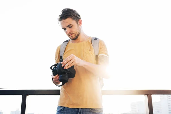 Mann mit Kamera auf Straße — Stockfoto