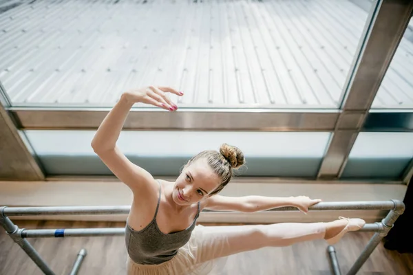 芭蕾舞女演员实践在芭蕾舞学校 — 图库照片
