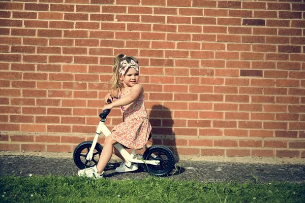 Chica de moda paseo en bicicleta — Foto de Stock