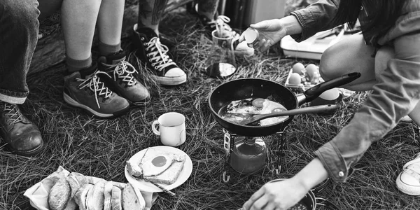 Jóvenes amigos viajeros en el bosque — Foto de Stock