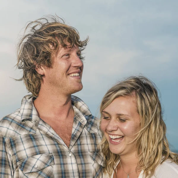 Fröhliches Paar am Strand — Stockfoto