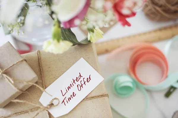 Geschenk in Bastelpapier mit Anhänger — Stockfoto