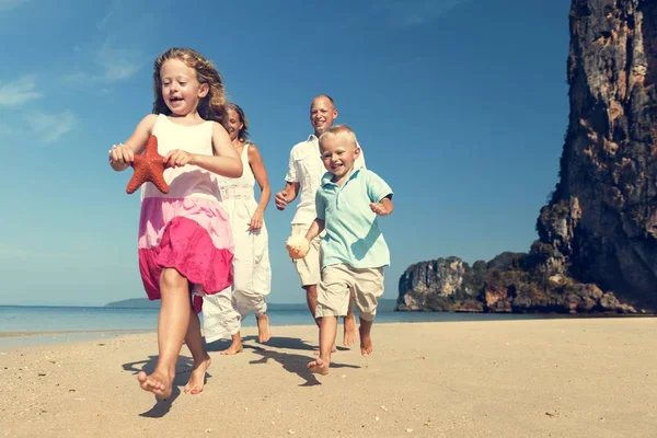 Famiglia si diverte sulla spiaggia — Foto Stock